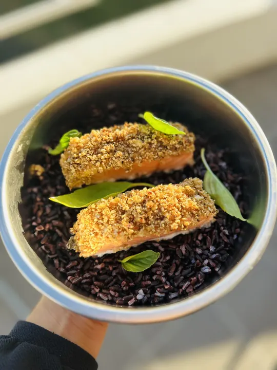 Poisson en croûte de sésame sur riz noir, en contenant